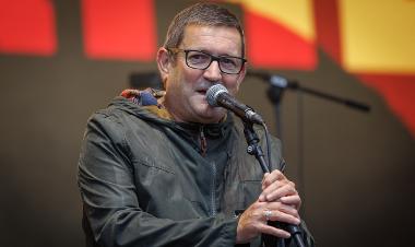 Paul Heaton singing on stage