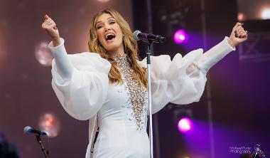 Delta Goodrem singing on stage