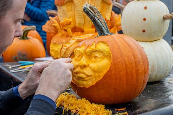 Simon McMinnis: The Pumpkin Carver