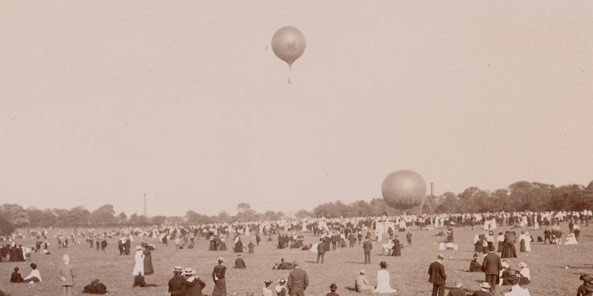 Historical photograph of crowds and hot air balloons on Moor Park.