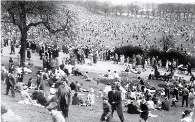 Crowds on Avenham Park during 1956 Easter Egg Rolling.