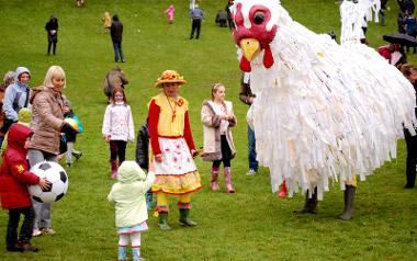 Giant Hen costume and woman entertaining children on Avenham Park.