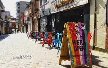 Outside seating area on sunny day at Wings & Beer Co.