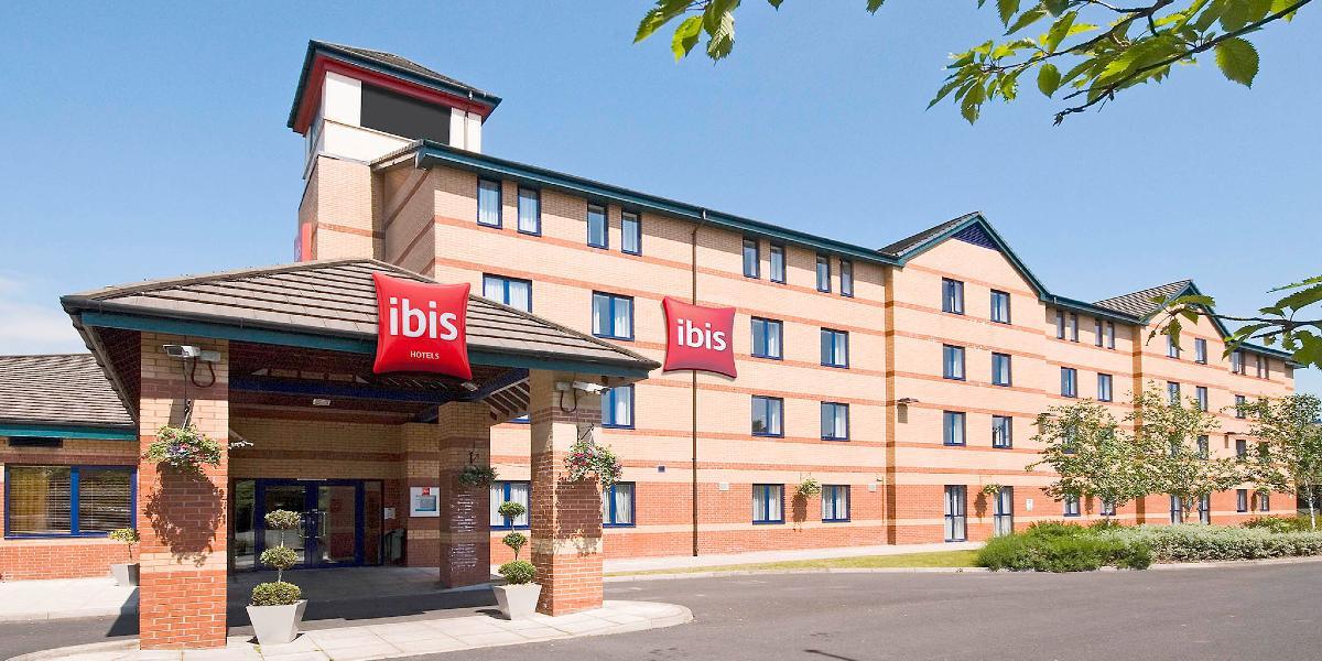 Front entrance of Ibis Preston North hotel.