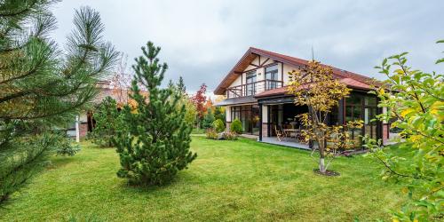 Page icon: Holiday cottage amongst some trees and grass. Holiday cottage amongst some trees and grass.